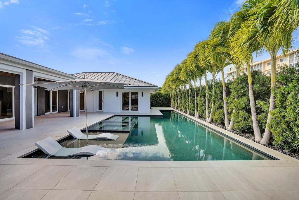 For Sale: $3,975,000 (3 beds, 3 baths, 2600 Square Feet)