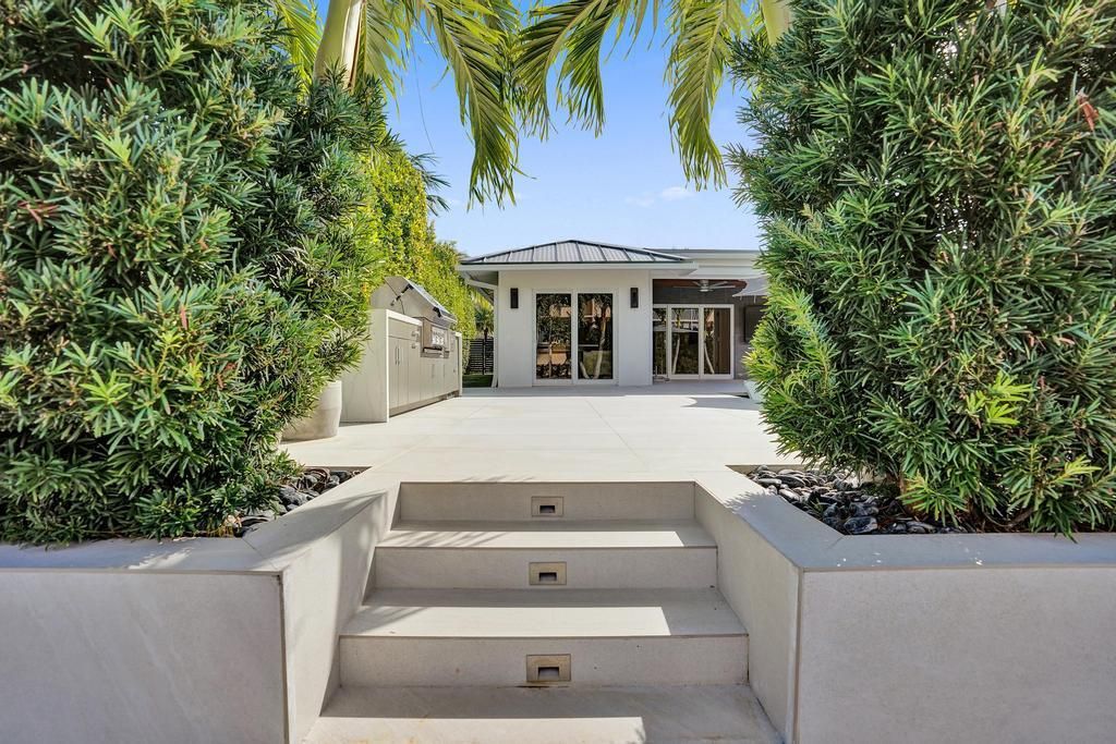 For Sale: $3,975,000 (3 beds, 3 baths, 2600 Square Feet)