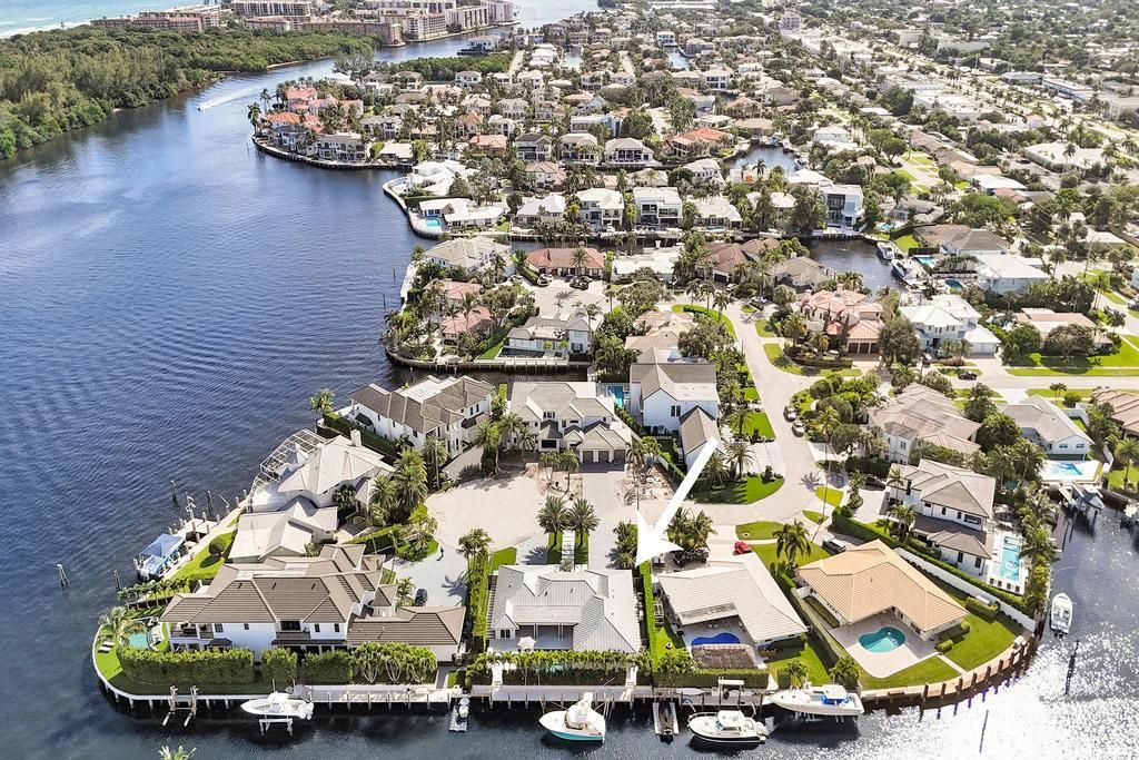 For Sale: $3,975,000 (3 beds, 3 baths, 2600 Square Feet)