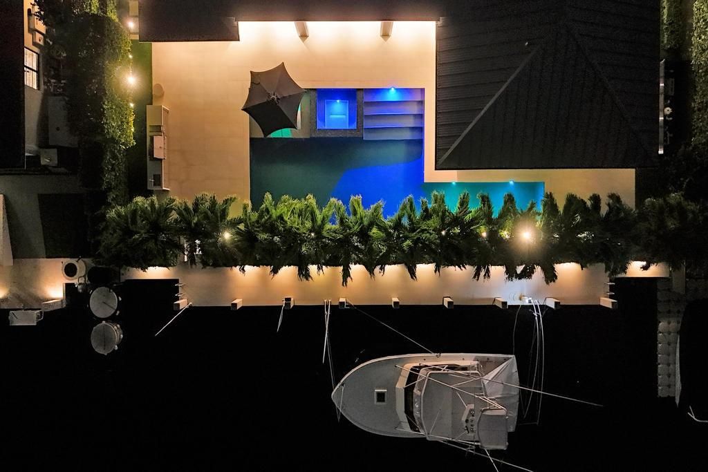 For Sale: $3,975,000 (3 beds, 3 baths, 2600 Square Feet)