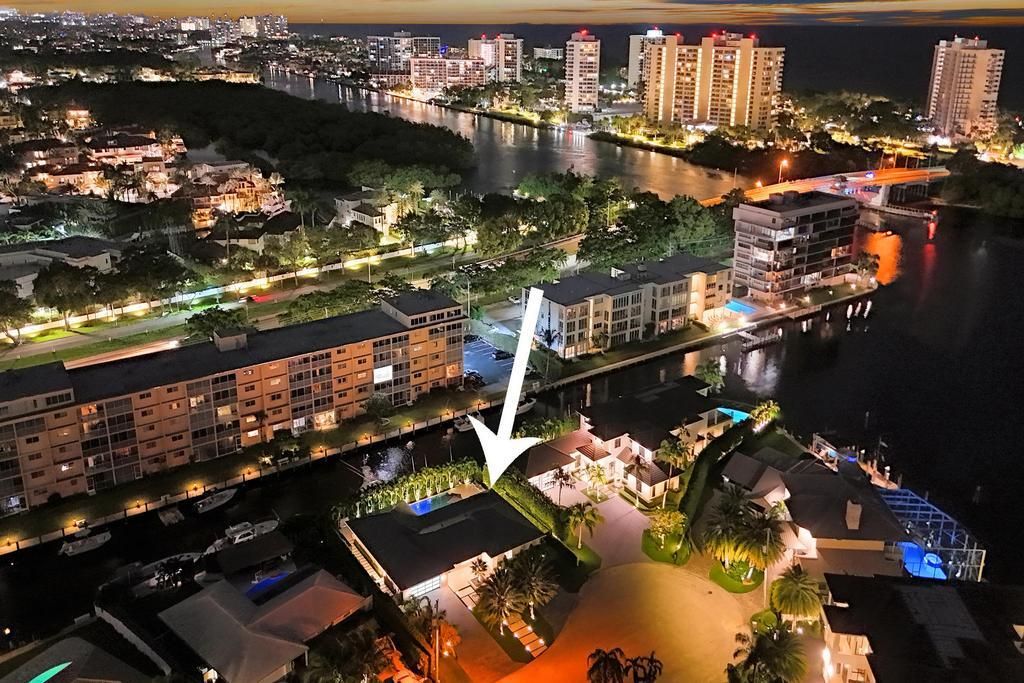 For Sale: $3,975,000 (3 beds, 3 baths, 2600 Square Feet)