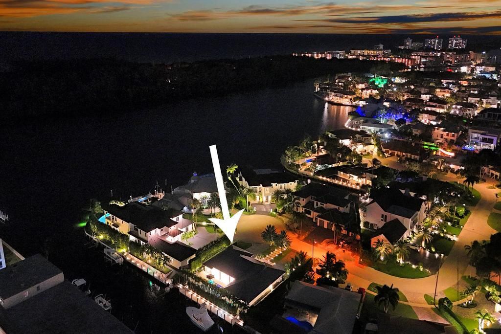 For Sale: $3,975,000 (3 beds, 3 baths, 2600 Square Feet)