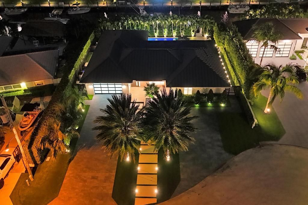 For Sale: $3,975,000 (3 beds, 3 baths, 2600 Square Feet)