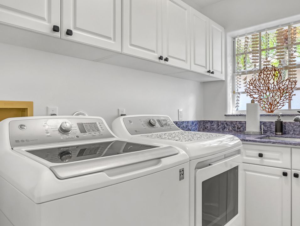 For Sale: $890,000 (3 beds, 3 baths, 2233 Square Feet)