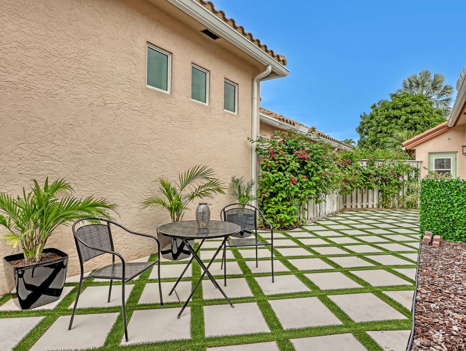 For Sale: $890,000 (3 beds, 3 baths, 2233 Square Feet)