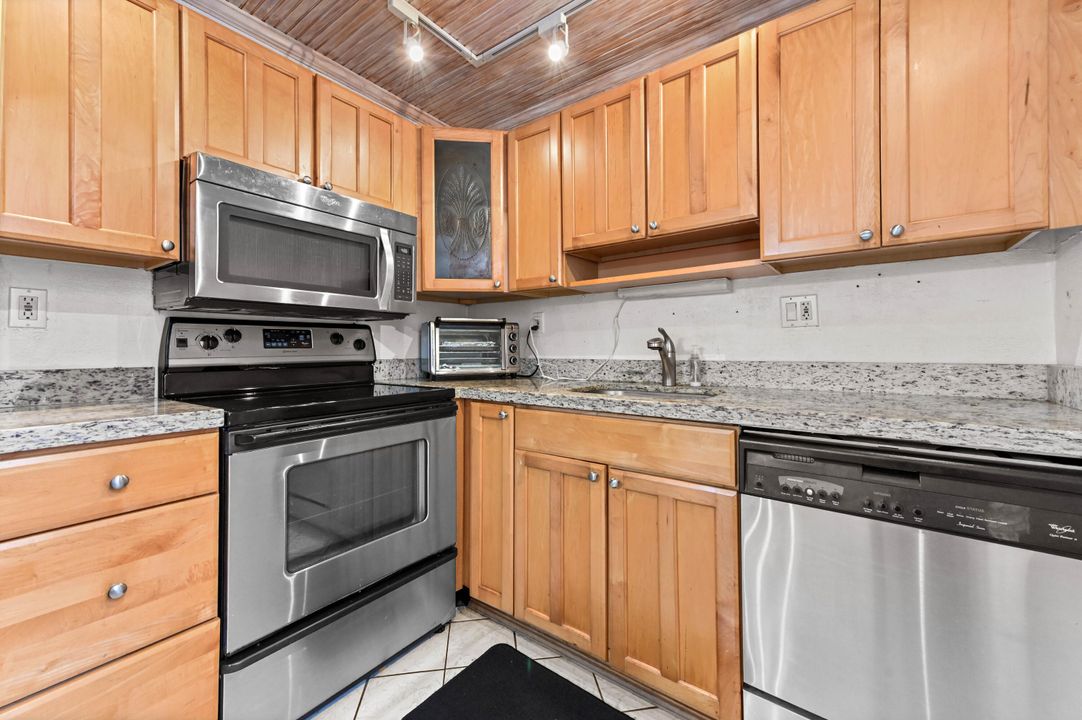 待售: $85,000 (2 贝兹, 2 浴室, 902 平方英尺)