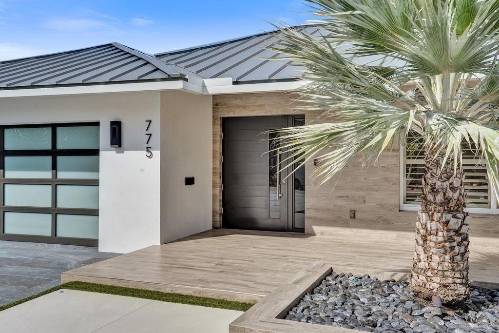 For Sale: $3,975,000 (3 beds, 3 baths, 2600 Square Feet)