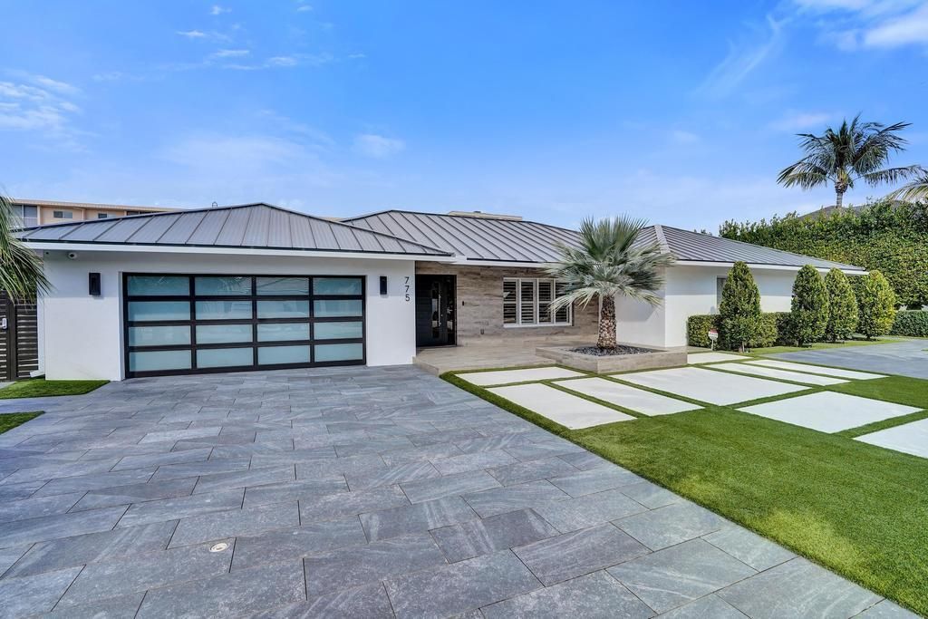 For Sale: $3,975,000 (3 beds, 3 baths, 2600 Square Feet)