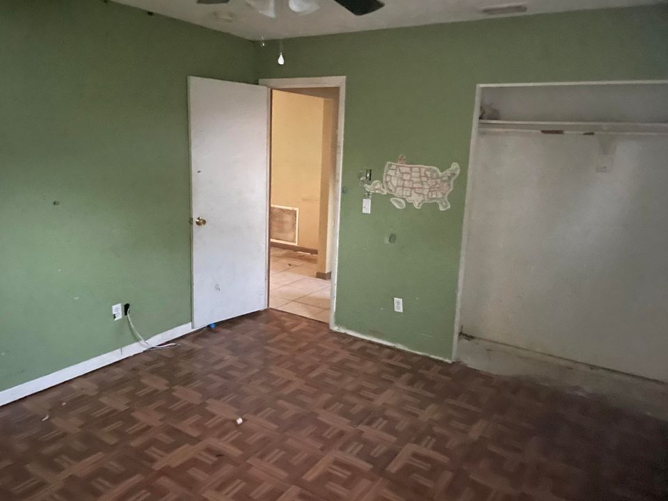 合同活跃: $239,900 (3 贝兹, 2 浴室, 1160 平方英尺)