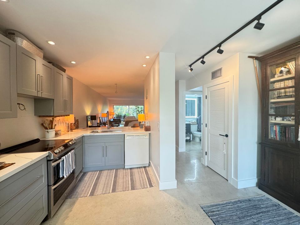 For Sale: $215,000 (2 beds, 2 baths, 1013 Square Feet)