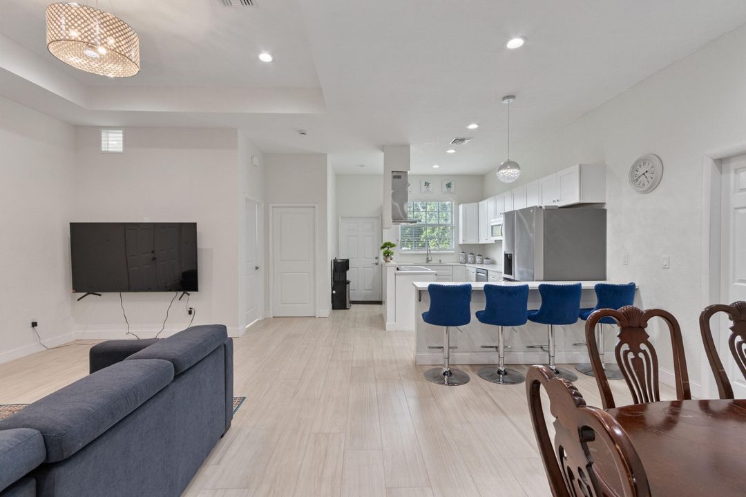 For Rent: $2,700 (2 beds, 2 baths, 1559 Square Feet)