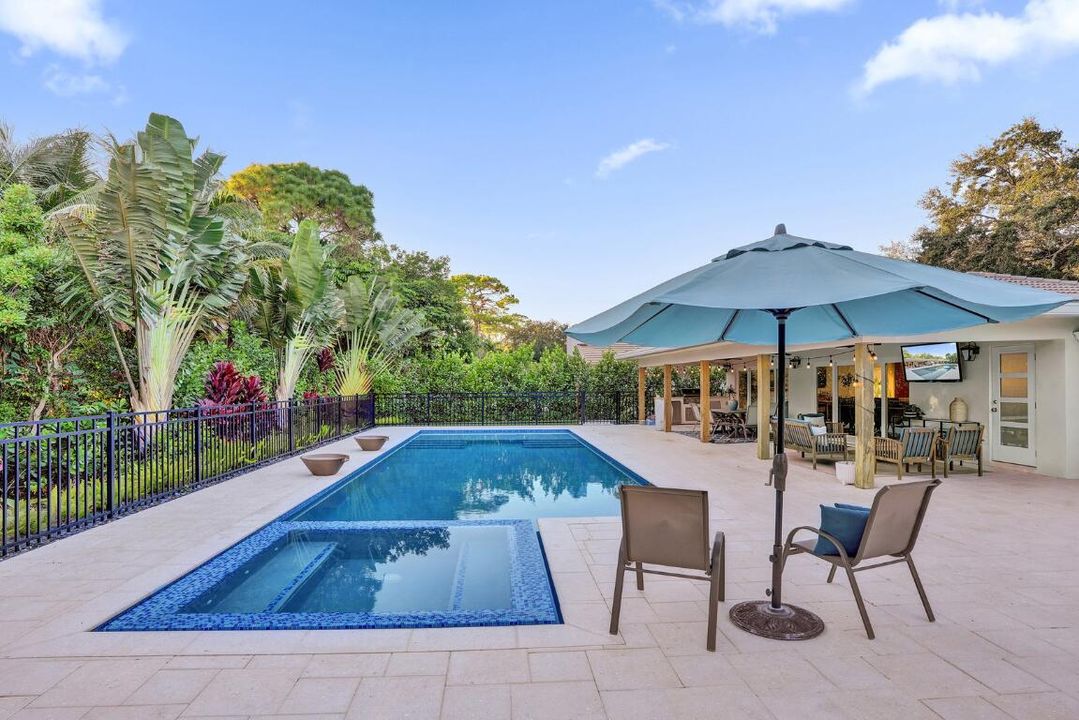 合同活跃: $1,699,900 (4 贝兹, 3 浴室, 2586 平方英尺)