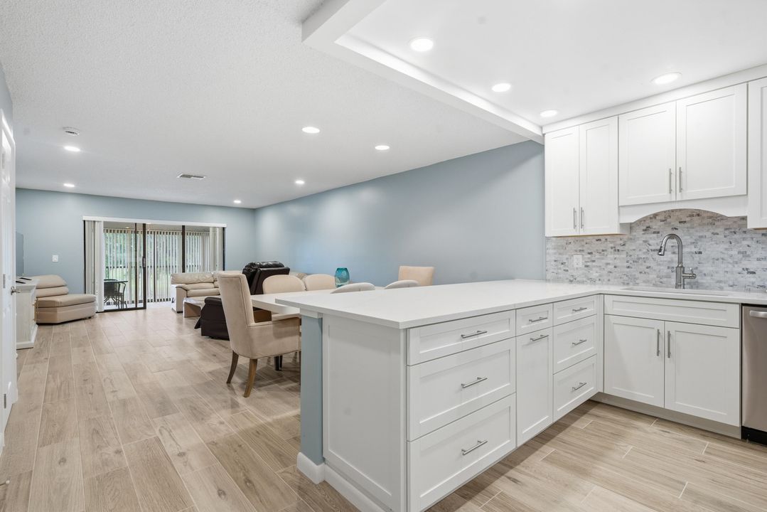 合同活跃: $2,500 (2 贝兹, 2 浴室, 1216 平方英尺)