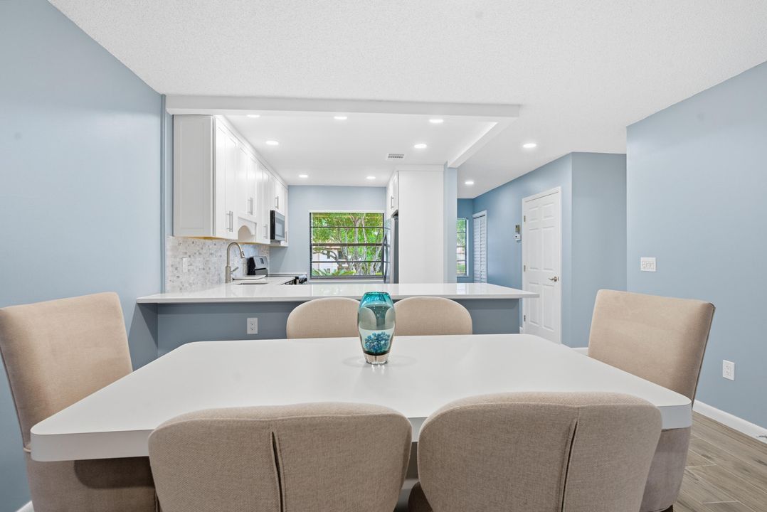 合同活跃: $2,500 (2 贝兹, 2 浴室, 1216 平方英尺)