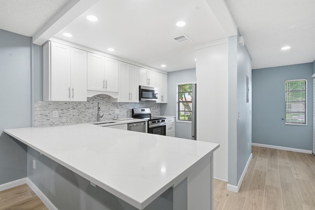 合同活跃: $2,500 (2 贝兹, 2 浴室, 1216 平方英尺)