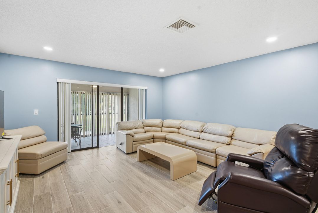 合同活跃: $2,500 (2 贝兹, 2 浴室, 1216 平方英尺)