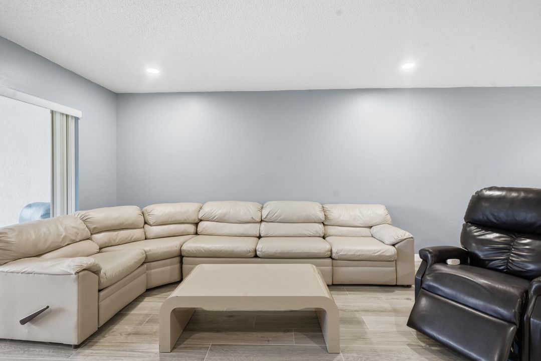 合同活跃: $2,500 (2 贝兹, 2 浴室, 1216 平方英尺)