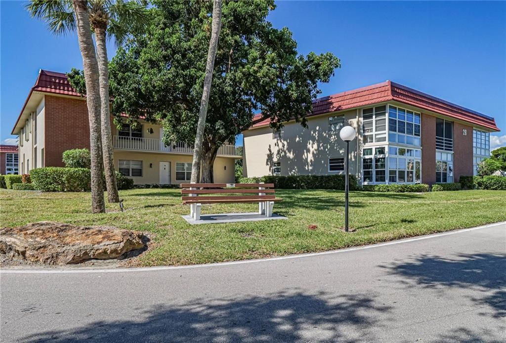 For Sale: $164,900 (2 beds, 2 baths, 1000 Square Feet)