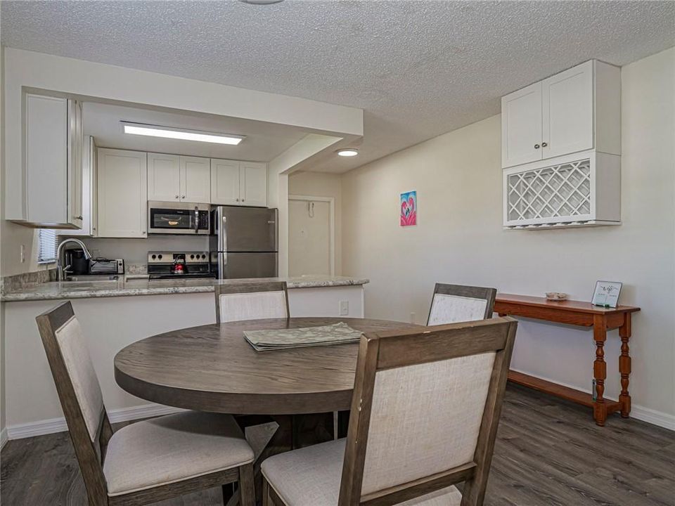 For Sale: $164,900 (2 beds, 2 baths, 1000 Square Feet)