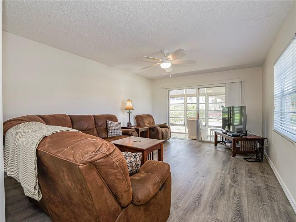 For Sale: $164,900 (2 beds, 2 baths, 1000 Square Feet)