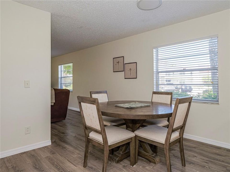 For Sale: $164,900 (2 beds, 2 baths, 1000 Square Feet)