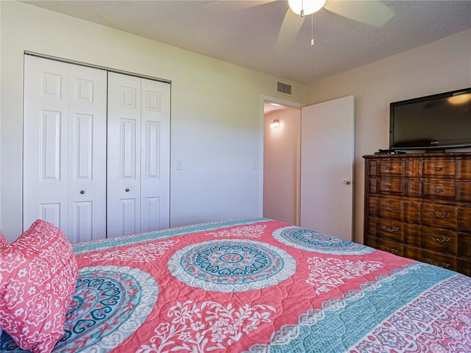 For Sale: $164,900 (2 beds, 2 baths, 1000 Square Feet)