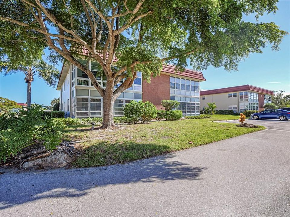 For Sale: $164,900 (2 beds, 2 baths, 1000 Square Feet)