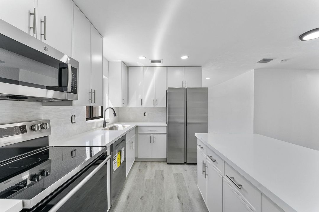 Под контрактом: $3,200 (4 спален, 2 ванн, 1613 Квадратных фут)