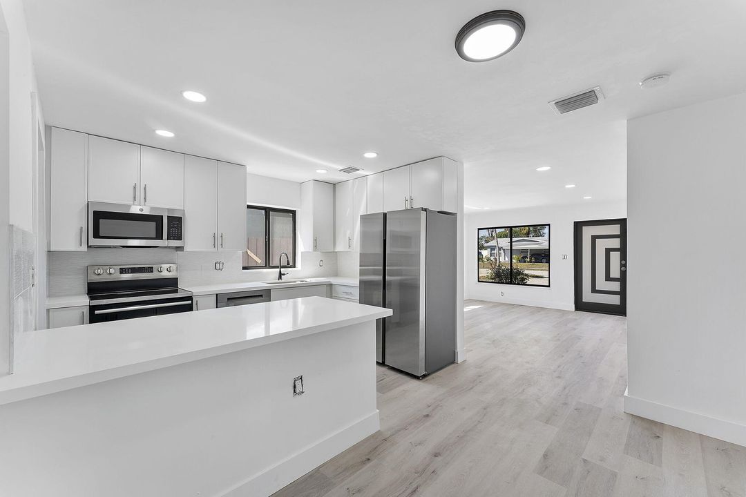 Под контрактом: $3,200 (4 спален, 2 ванн, 1613 Квадратных фут)