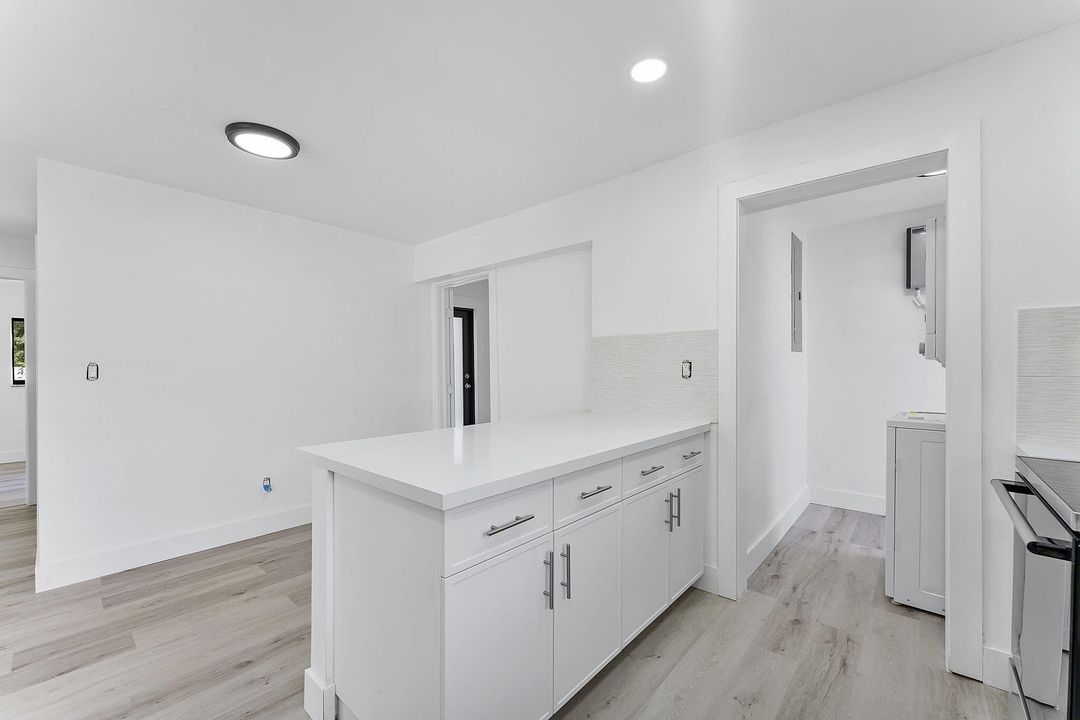 Под контрактом: $3,200 (4 спален, 2 ванн, 1613 Квадратных фут)