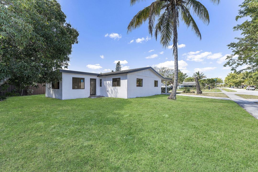 Под контрактом: $3,200 (4 спален, 2 ванн, 1613 Квадратных фут)