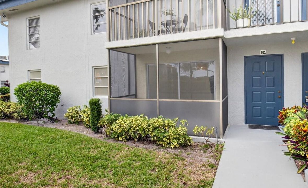 For Sale: $179,000 (2 beds, 2 baths, 852 Square Feet)