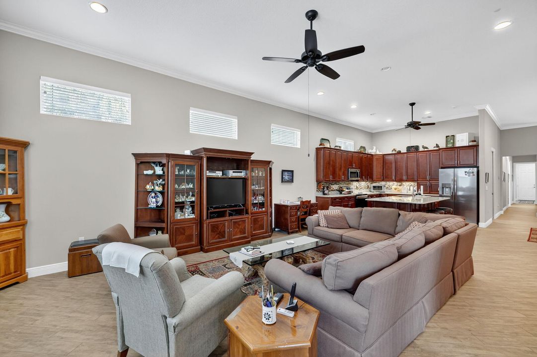 Activo con contrato: $1,650,000 (4 camas, 3 baños, 3513 Pies cuadrados)