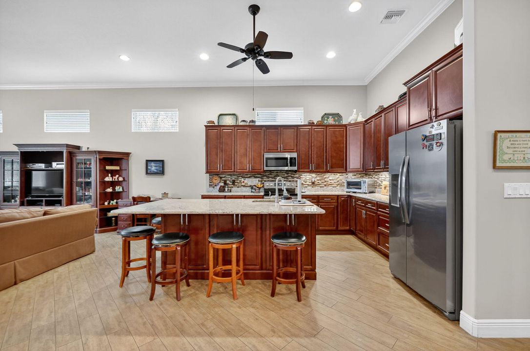 Activo con contrato: $1,650,000 (4 camas, 3 baños, 3513 Pies cuadrados)