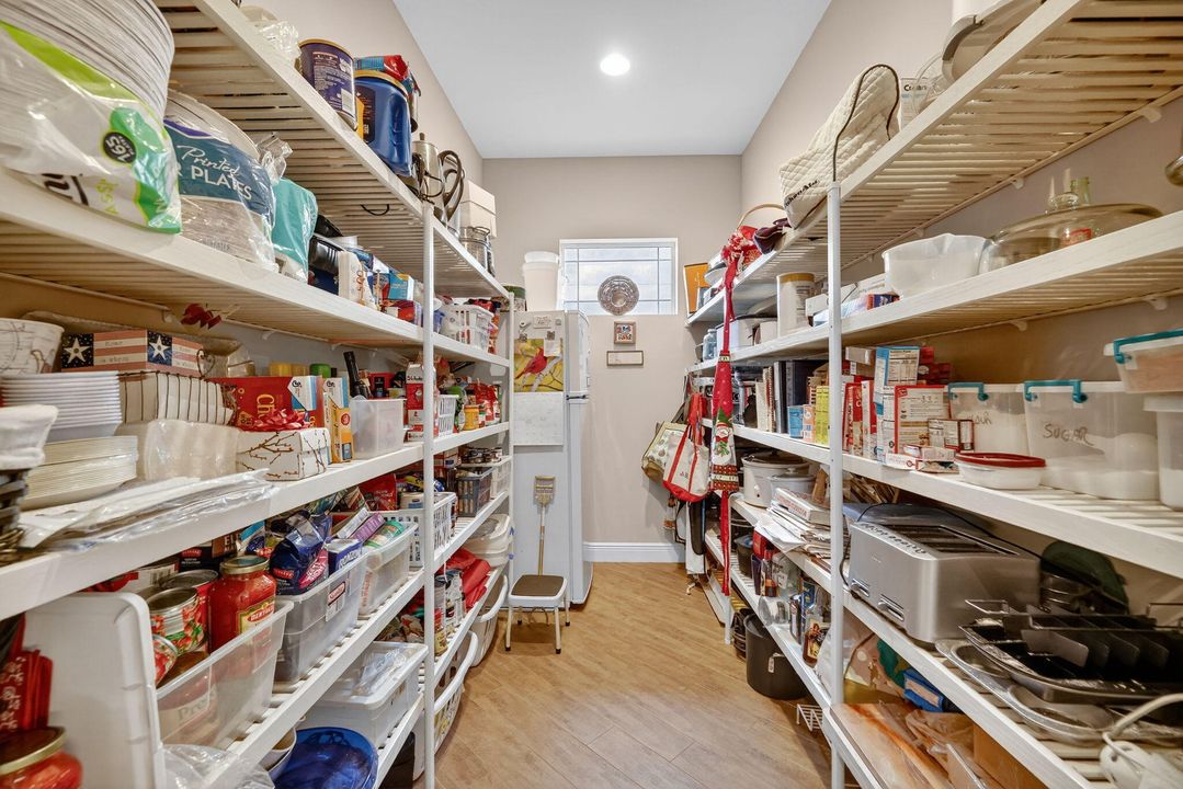 Activo con contrato: $1,650,000 (4 camas, 3 baños, 3513 Pies cuadrados)