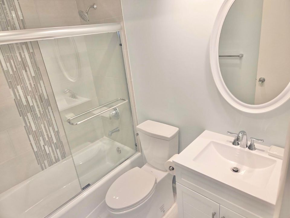 Active With Contract: $2,700 (2 beds, 2 baths, 944 Square Feet)