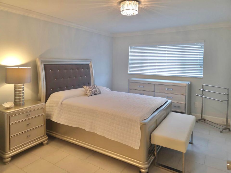 Active With Contract: $2,700 (2 beds, 2 baths, 944 Square Feet)