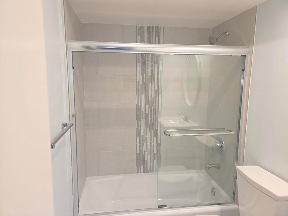 Active With Contract: $2,700 (2 beds, 2 baths, 944 Square Feet)