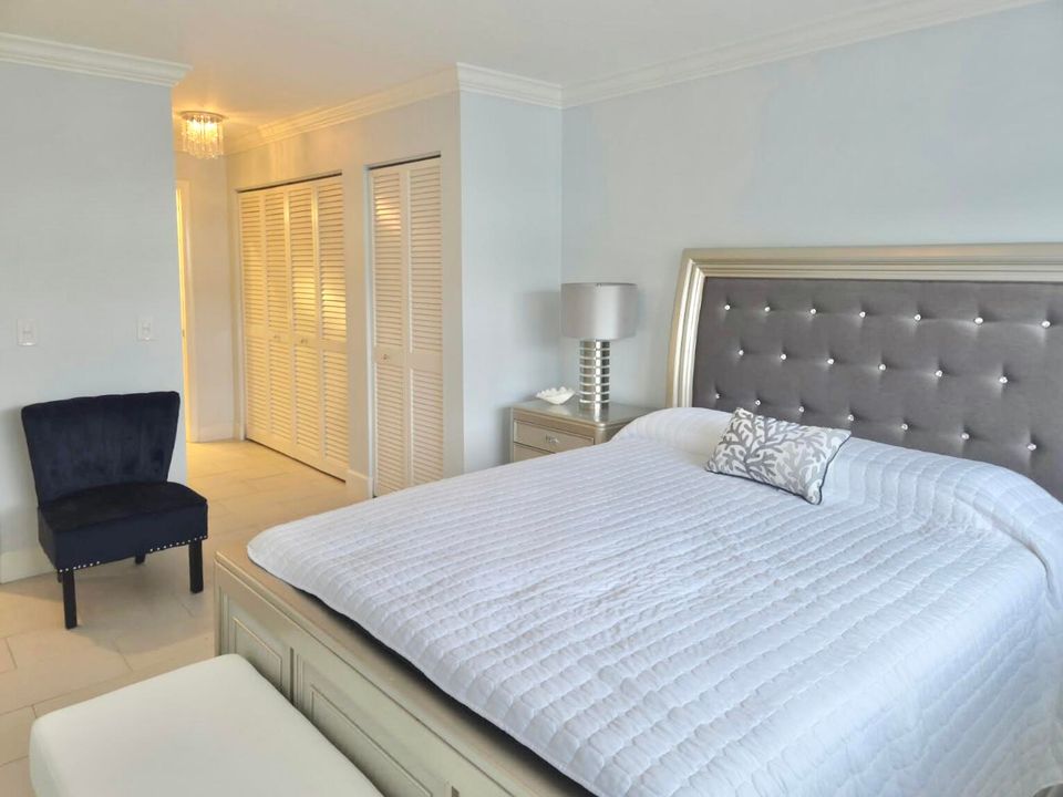 Active With Contract: $2,700 (2 beds, 2 baths, 944 Square Feet)