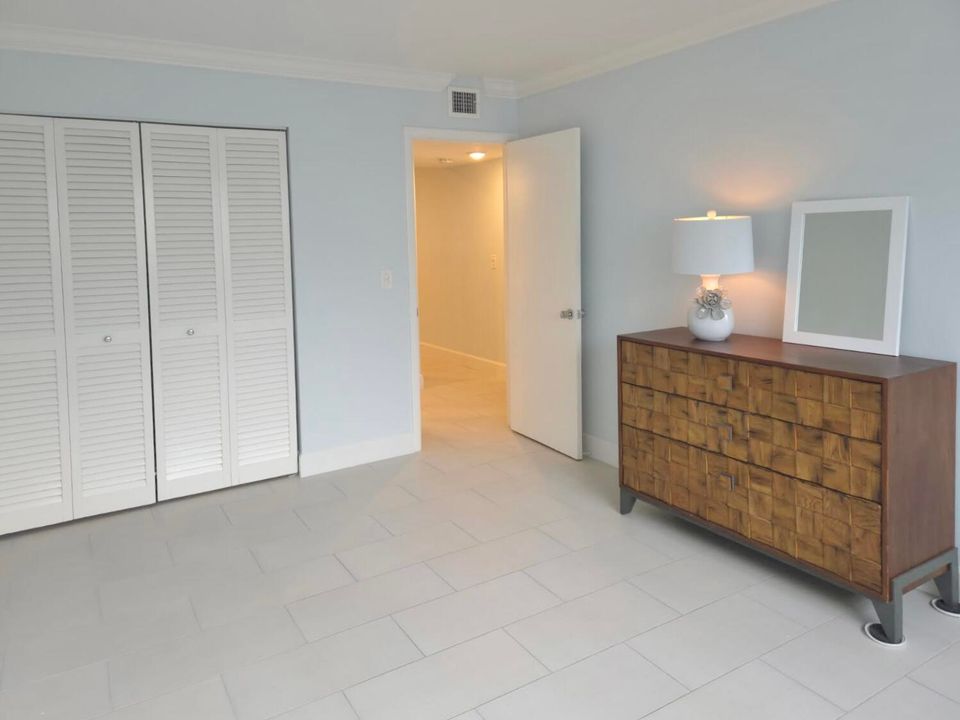 Active With Contract: $2,700 (2 beds, 2 baths, 944 Square Feet)
