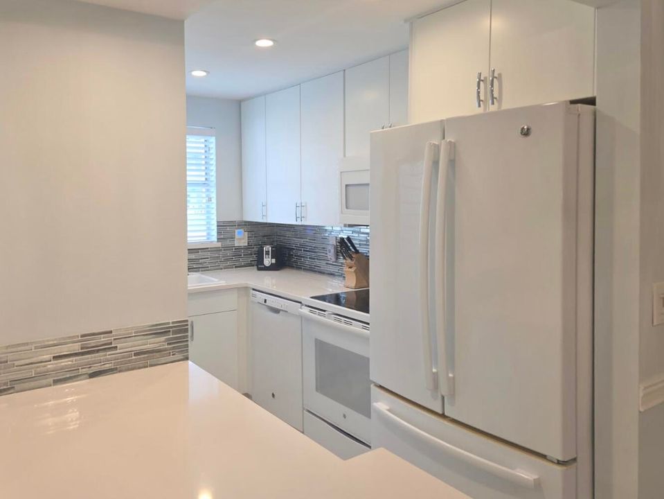 Active With Contract: $2,700 (2 beds, 2 baths, 944 Square Feet)