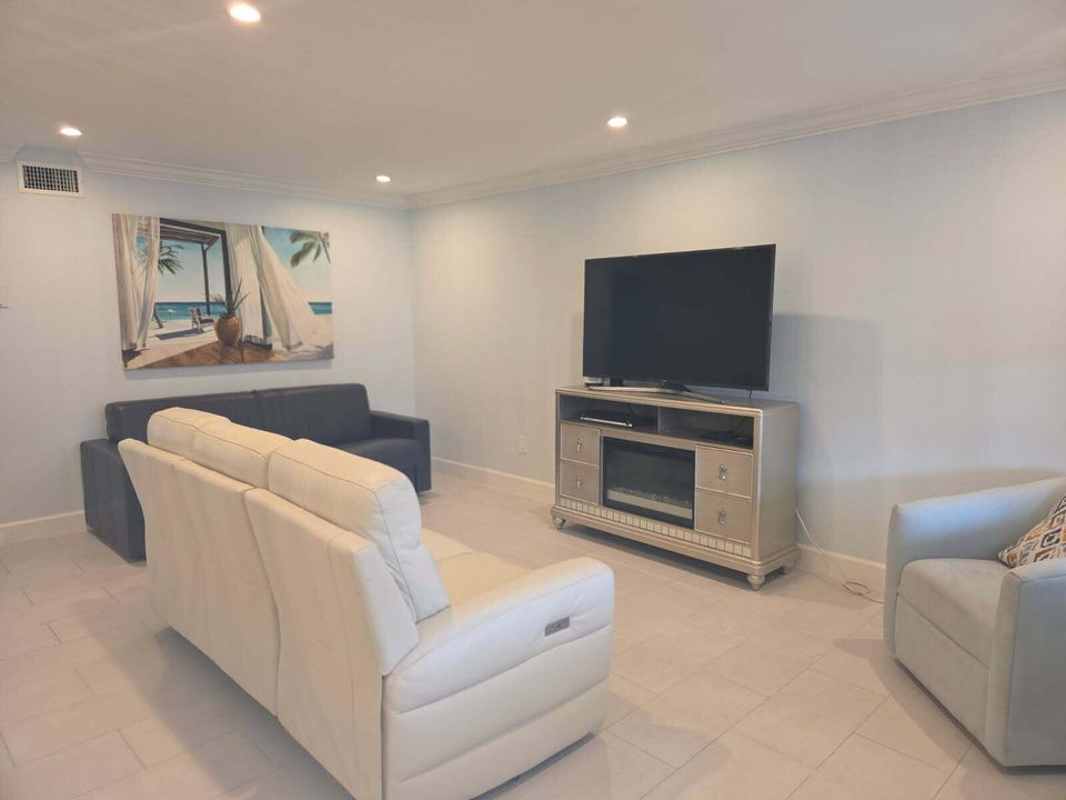 Active With Contract: $2,700 (2 beds, 2 baths, 944 Square Feet)