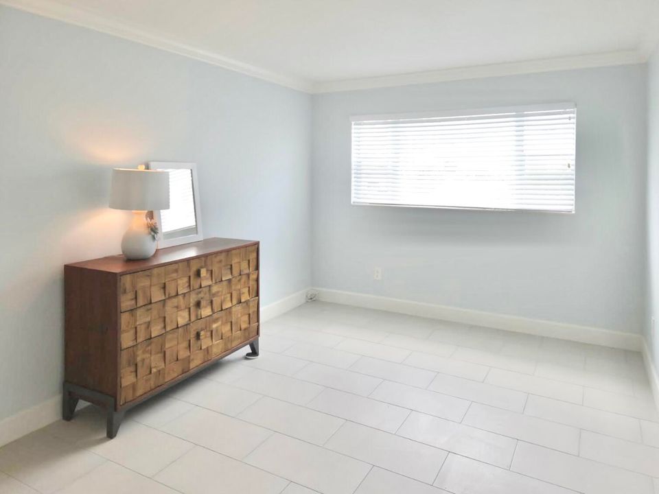 Active With Contract: $2,700 (2 beds, 2 baths, 944 Square Feet)