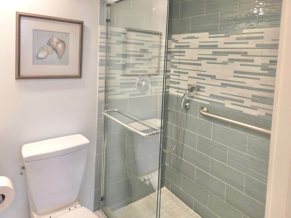 Active With Contract: $2,700 (2 beds, 2 baths, 944 Square Feet)