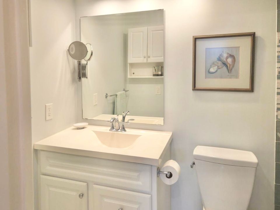 Active With Contract: $2,700 (2 beds, 2 baths, 944 Square Feet)