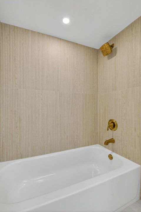 For Sale: $179,000 (2 beds, 2 baths, 852 Square Feet)