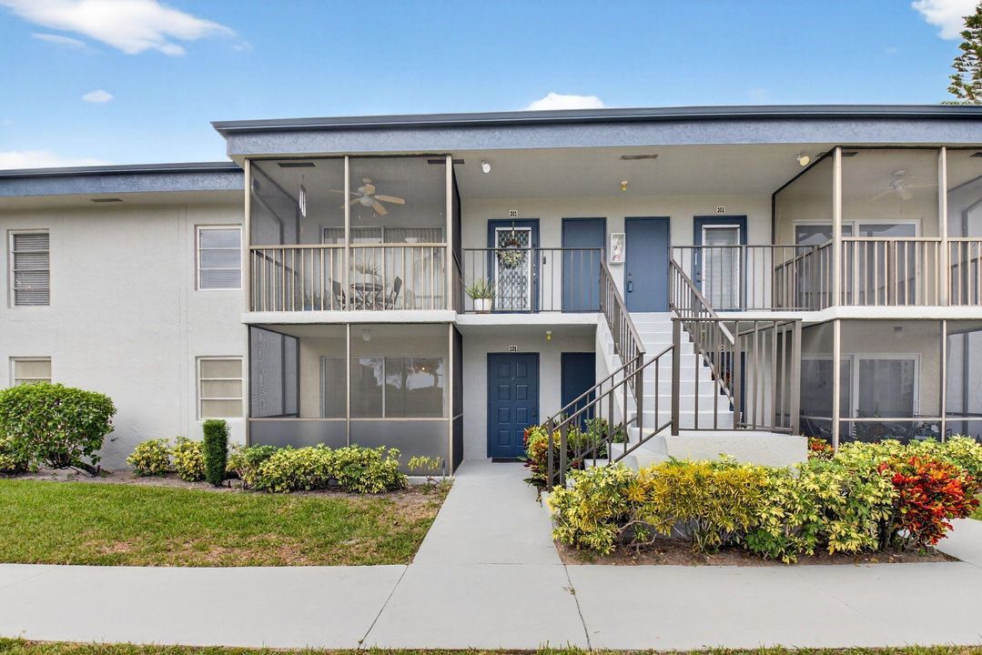 For Sale: $179,000 (2 beds, 2 baths, 852 Square Feet)