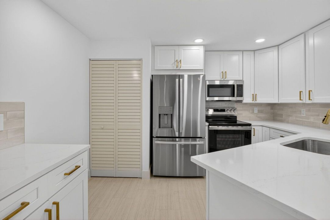 For Sale: $179,000 (2 beds, 2 baths, 852 Square Feet)