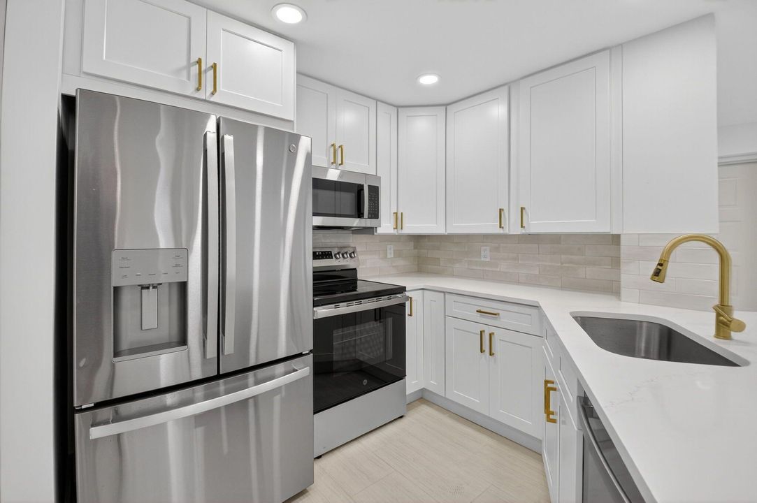 For Sale: $179,000 (2 beds, 2 baths, 852 Square Feet)