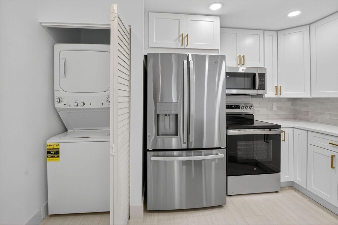 For Sale: $179,000 (2 beds, 2 baths, 852 Square Feet)